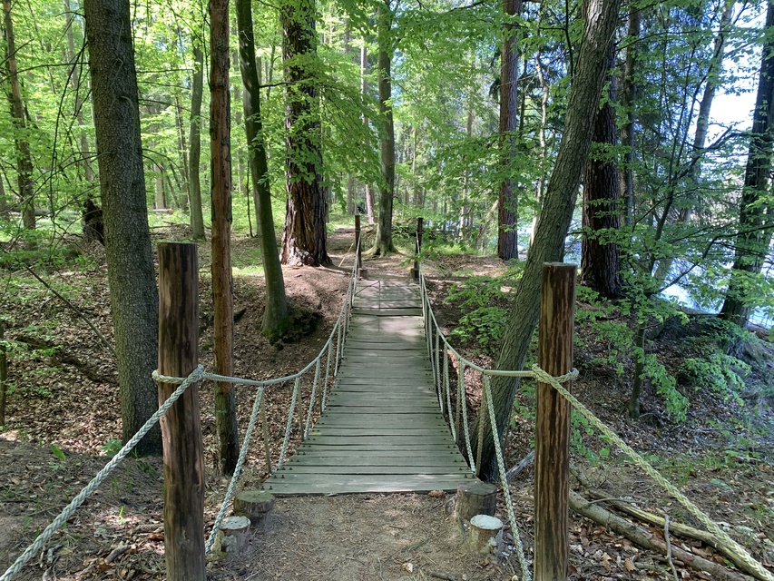 wiszący mostek na ścieżce tuż przy jeziorze