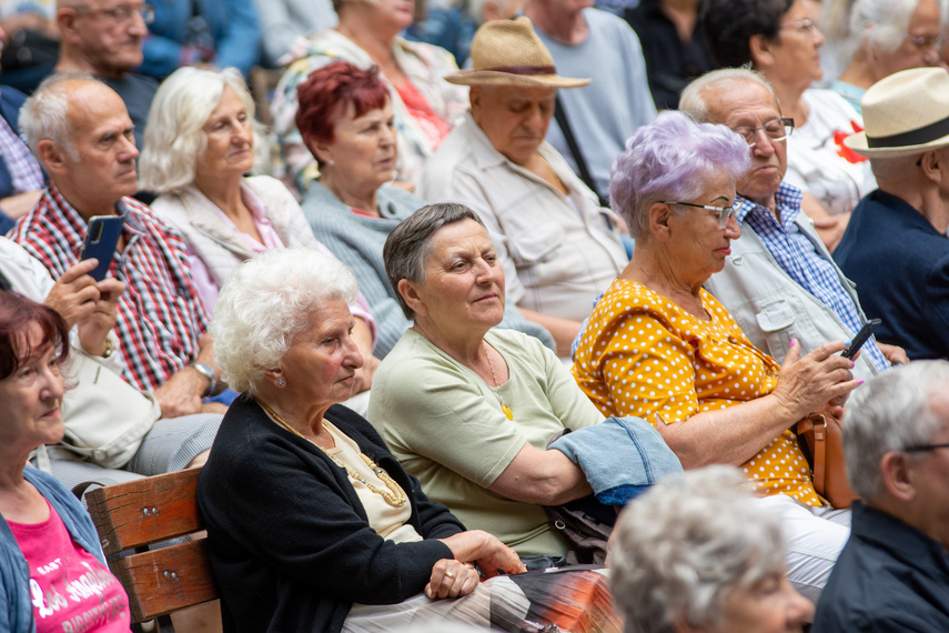 Myśliwi i strażacy w salonie muzycznym zdjęcie nr 265600