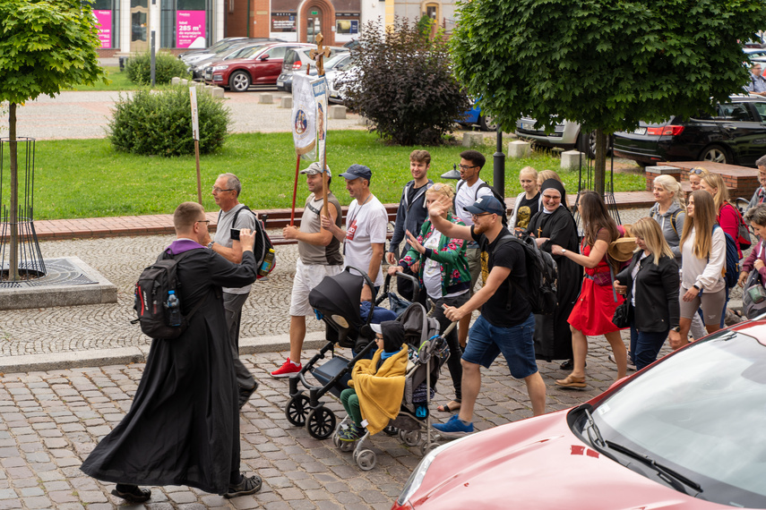 Pielgrzymi wyruszyli na Jasną Górę po raz trzydziesty zdjęcie nr 265974