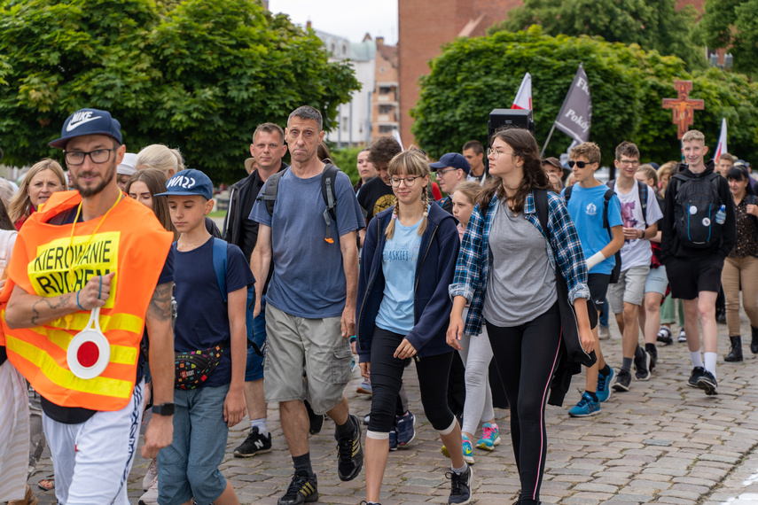 Pielgrzymi wyruszyli na Jasną Górę po raz trzydziesty zdjęcie nr 265977