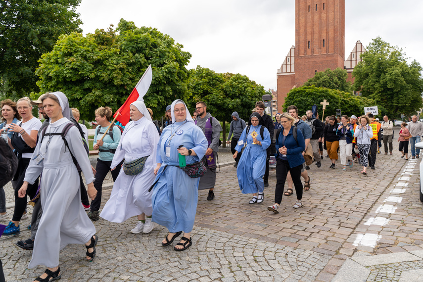 Pielgrzymi wyruszyli na Jasną Górę po raz trzydziesty zdjęcie nr 265981