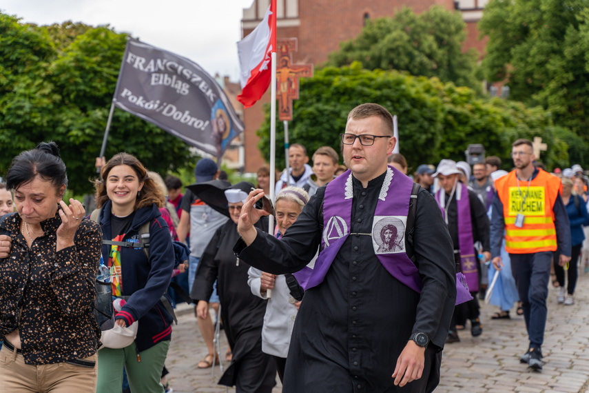 Pielgrzymi wyruszyli na Jasną Górę po raz trzydziesty zdjęcie nr 265979