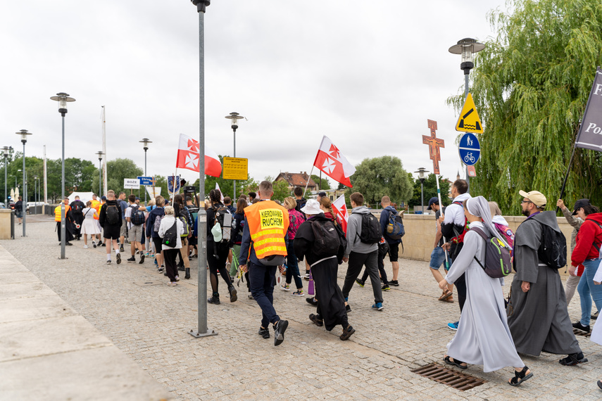 Pielgrzymi wyruszyli na Jasną Górę po raz trzydziesty zdjęcie nr 265984