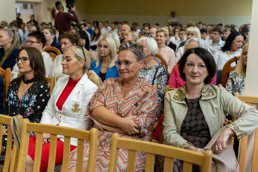 Żegnaj lato na rok! Uczniowie wrócili do szkolnych ławek zdjęcie nr 268256