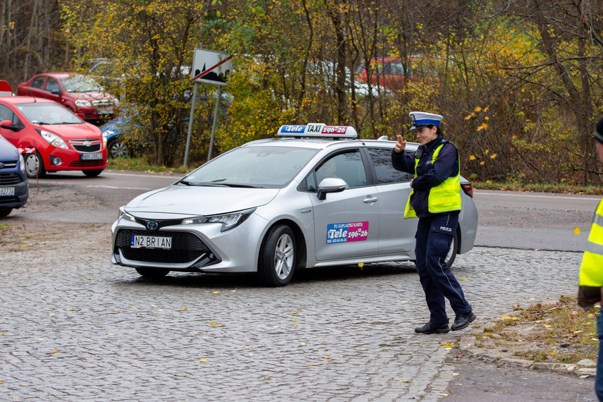 Na cmentarz głównie autobusem zdjęcie nr 272450