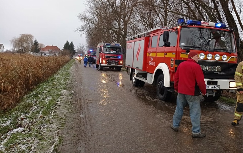  Wydostali się z tonącego auta. Niebezpieczne zdarzenie w Żurawcu. zdjęcie nr 274874