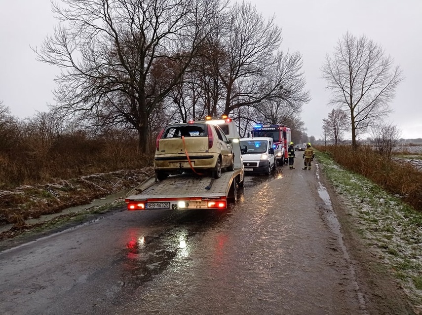  Wydostali się z tonącego auta. Niebezpieczne zdarzenie w Żurawcu. zdjęcie nr 274876