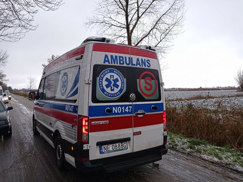  Wydostali się z tonącego auta. Niebezpieczne zdarzenie w Żurawcu. zdjęcie nr 274877