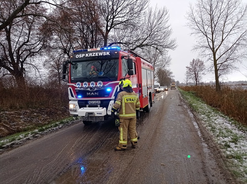  Wydostali się z tonącego auta. Niebezpieczne zdarzenie w Żurawcu. zdjęcie nr 274875