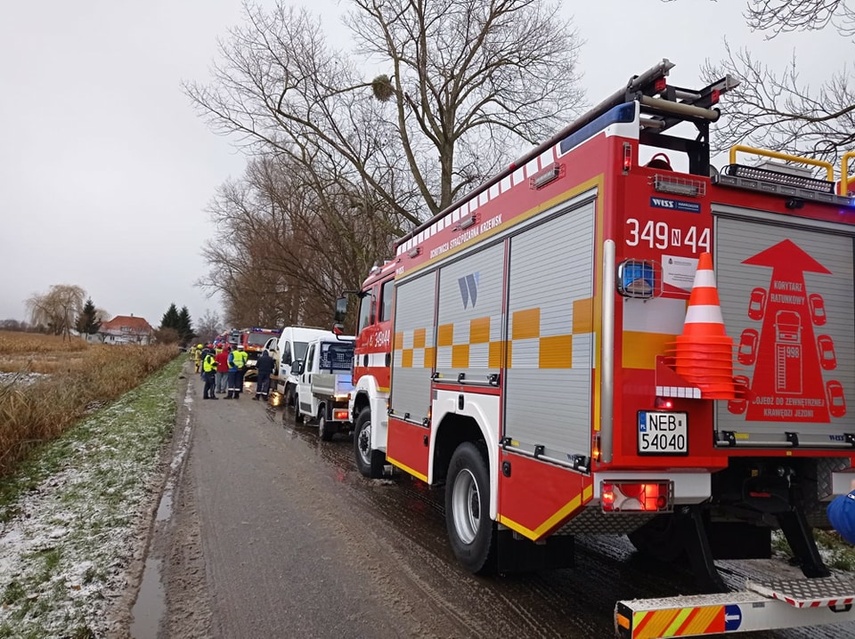 Elbląg  Wydostali się z tonącego auta. Niebezpieczne zdarzenie w Żurawcu.