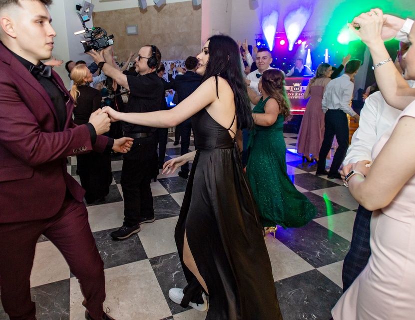  Studniówka w ZSEiO: „Jesteście piękni, cudowni i tak też macie się bawić zdjęcie nr 276653