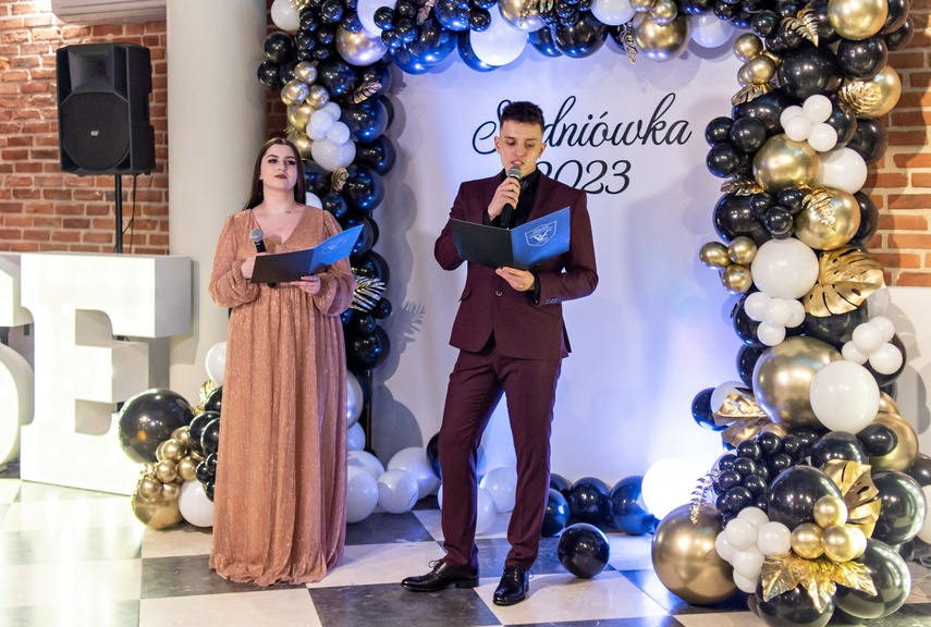 Elbląg  Studniówka w ZSEiO: „Jesteście piękni, cudowni i tak też macie się bawić