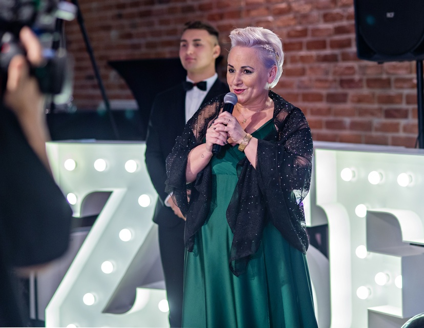  Studniówka w ZSEiO: „Jesteście piękni, cudowni i tak też macie się bawić zdjęcie nr 276578