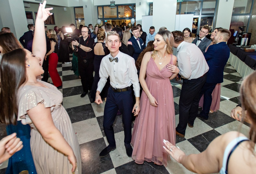  Studniówka w ZSEiO: „Jesteście piękni, cudowni i tak też macie się bawić zdjęcie nr 276645