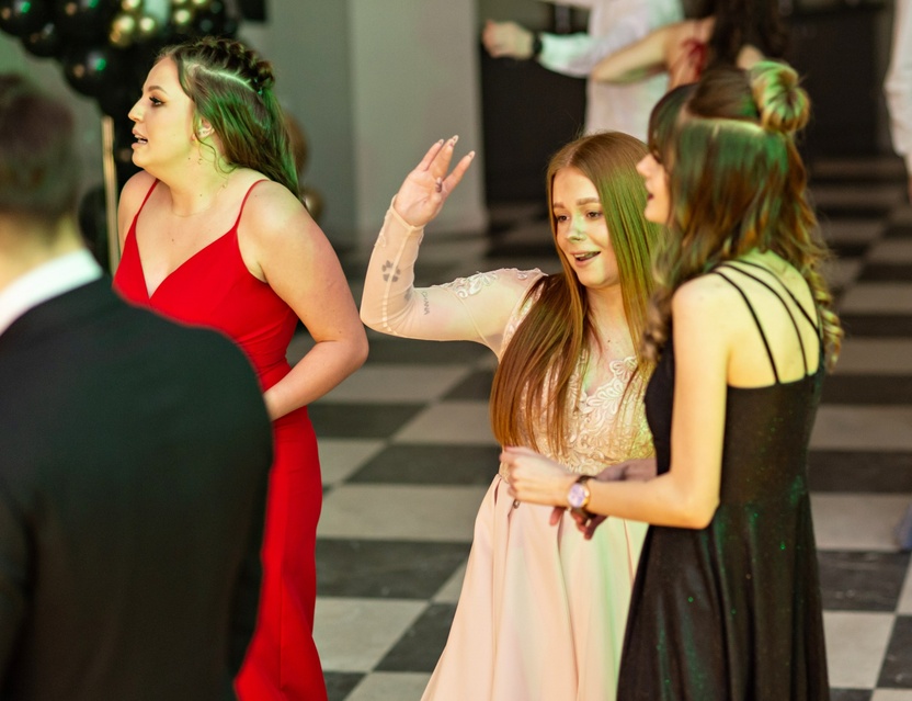  Studniówka w ZSEiO: „Jesteście piękni, cudowni i tak też macie się bawić zdjęcie nr 276683