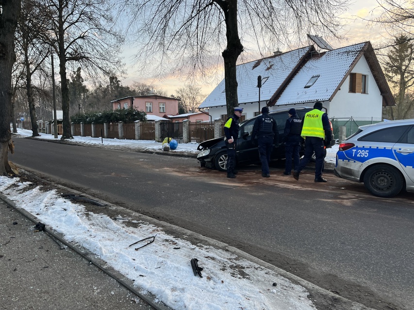 Rozbił auto i zbiegł. Policja szuka sprawcy zdjęcie nr 278213