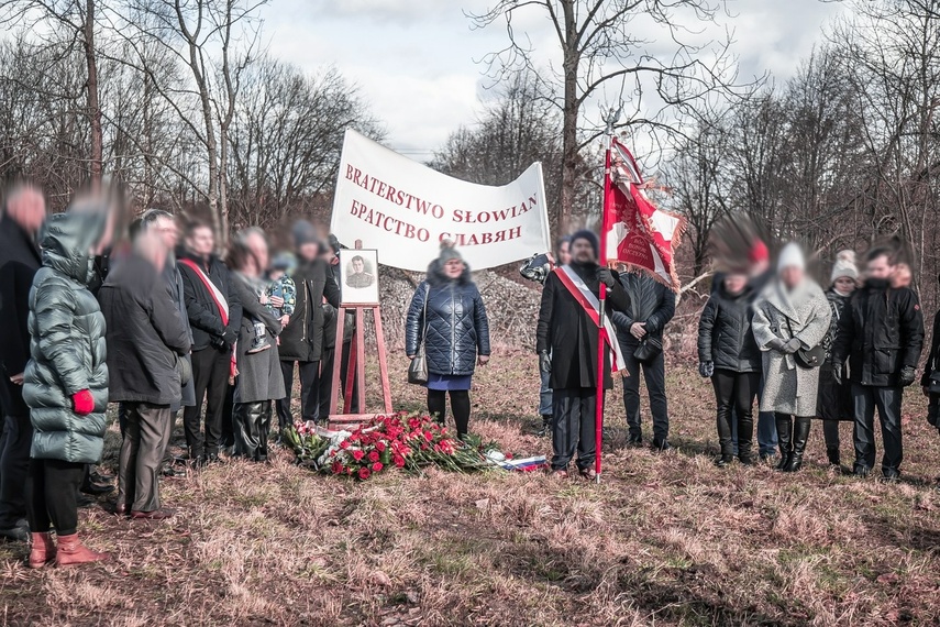 Ambasador w Pieniężnie. Demonstracja prorosyjska, antyrosyjska pikieta zdjęcie nr 278982