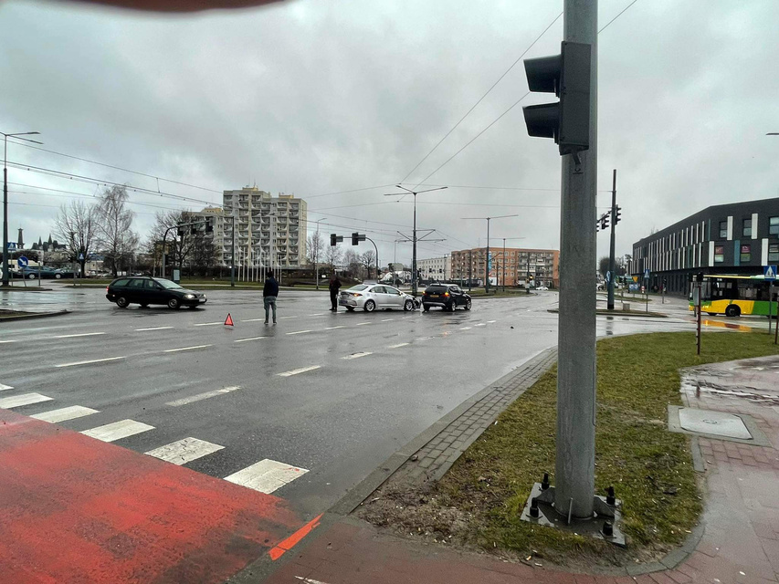  Kolizja na skrzyżowaniu Plk. Dąbka i Teatralnej zdjęcie nr 279114