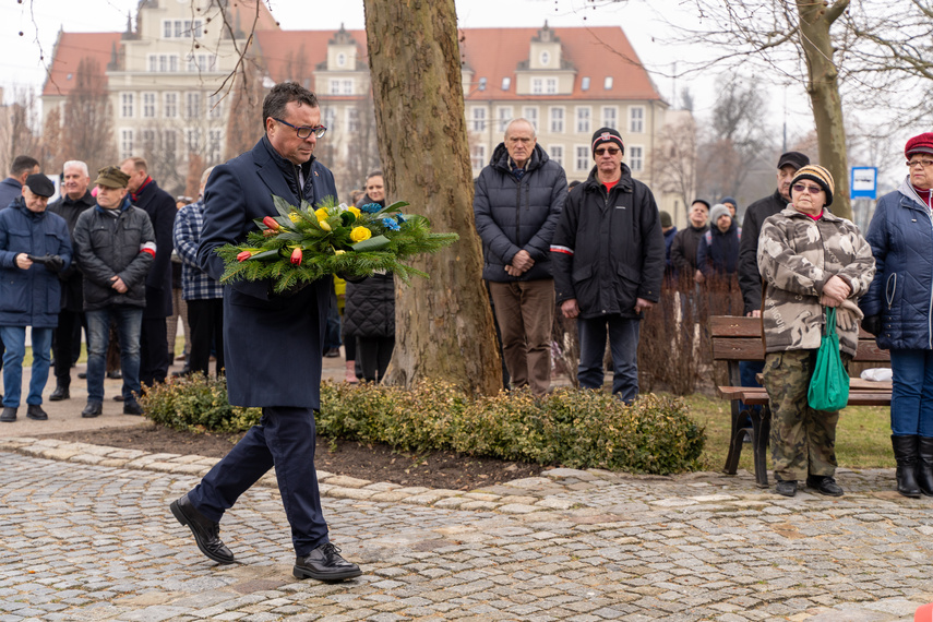 Patriotyczny obowiązek spełniony. Uroczystości pod pomnikiem zdjęcie nr 279237