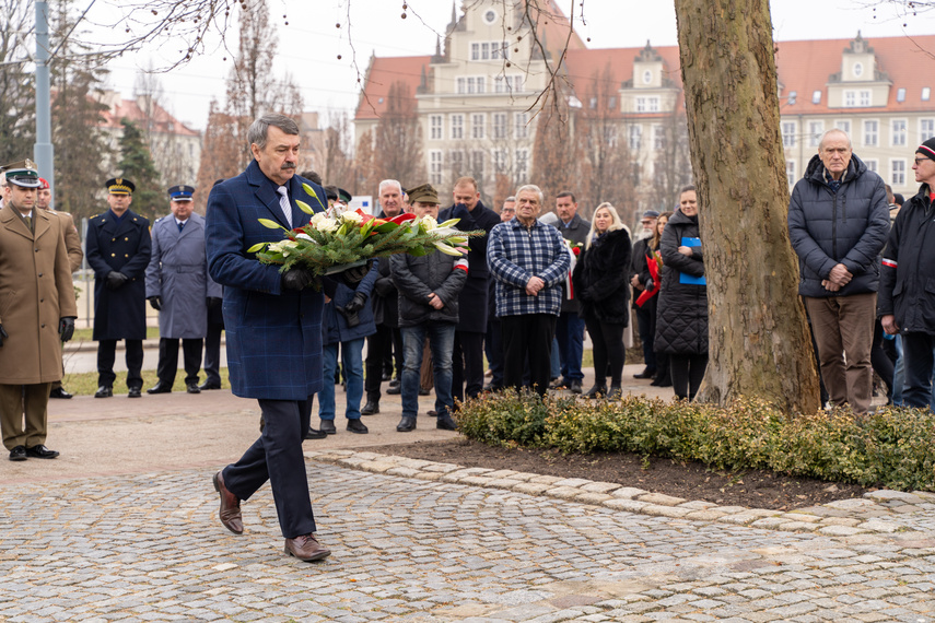 Patriotyczny obowiązek spełniony. Uroczystości pod pomnikiem zdjęcie nr 279238