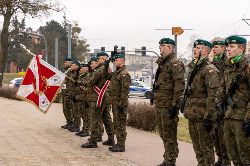 Patriotyczny obowiązek spełniony. Uroczystości pod pomnikiem zdjęcie nr 279225