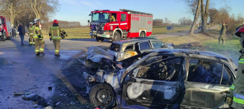 Zderzenie na skrzyżowaniu. Samochód stanął w płomieniach zdjęcie nr 279261