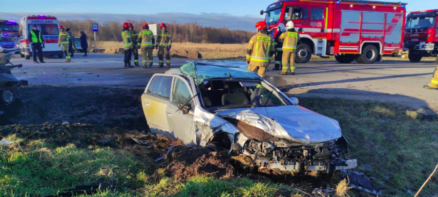 Zderzenie na skrzyżowaniu. Samochód stanął w płomieniach zdjęcie nr 279264