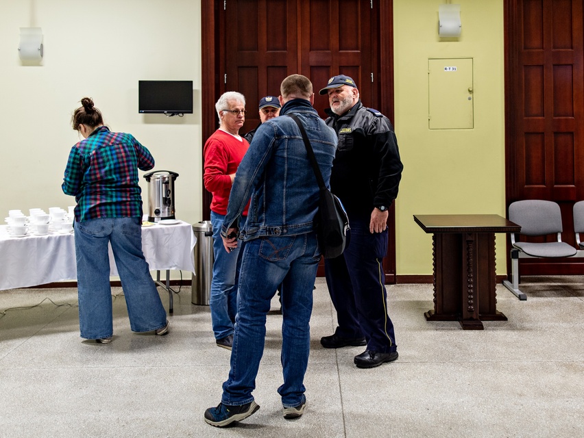 Emocje wokół portu na sesji. Mieszkaniec wyprowadzony przez strażników zdjęcie nr 283485