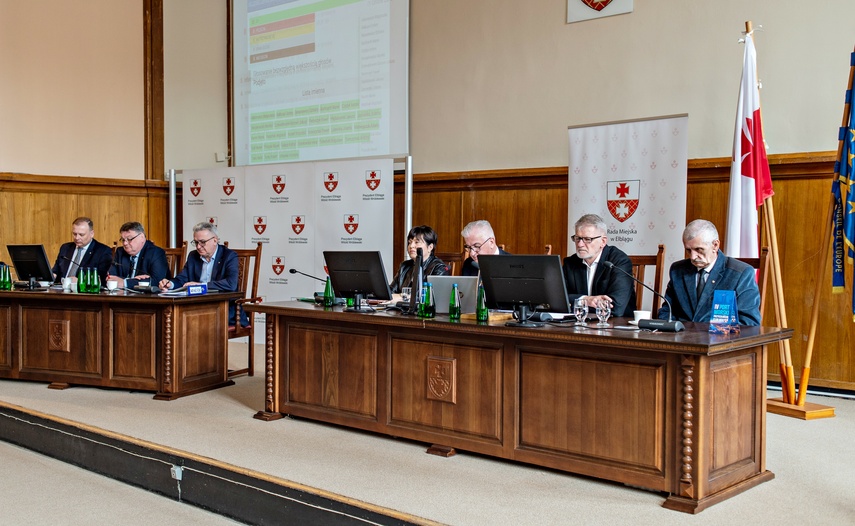 Emocje wokół portu na sesji. Mieszkaniec wyprowadzony przez strażników zdjęcie nr 283474