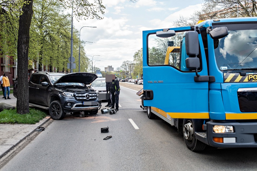 Zderzenie trzech aut na al. Grunwaldzkiej zdjęcie nr 283573