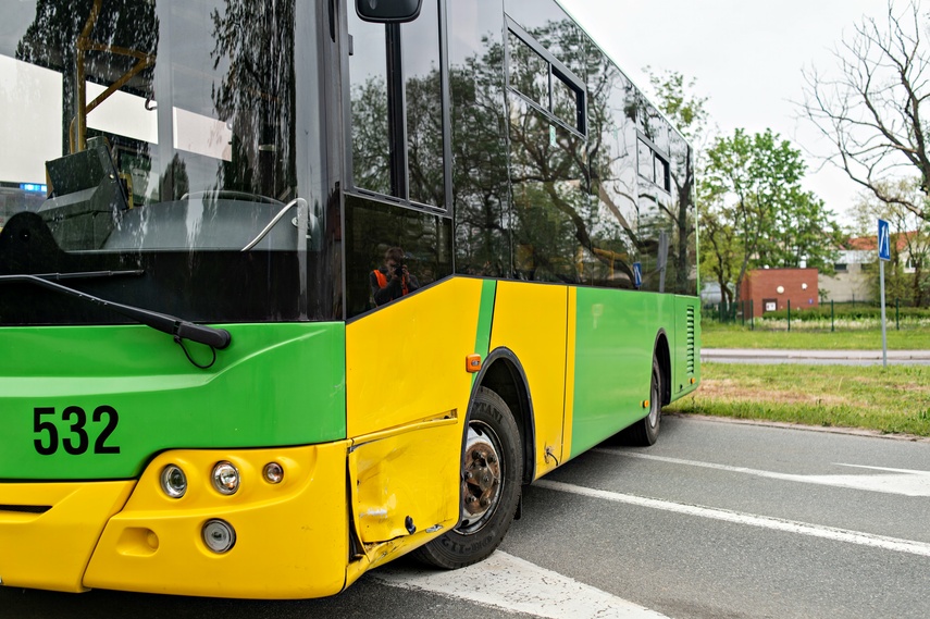 Zderzenie miejskiego autobusu z osobówką zdjęcie nr 285051
