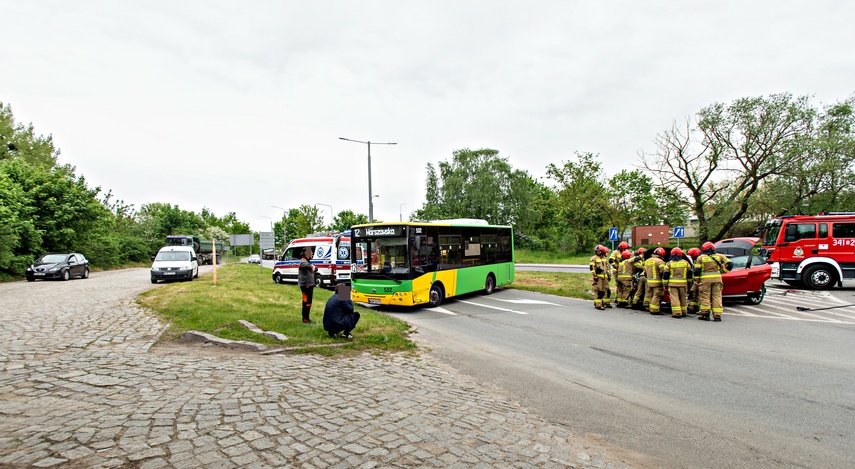 Zderzenie miejskiego autobusu z osobówką zdjęcie nr 285052