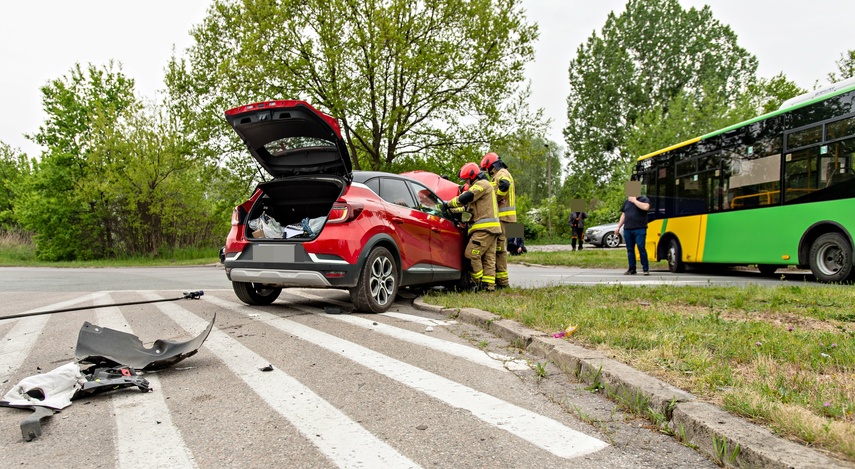 Zderzenie miejskiego autobusu z osobówką zdjęcie nr 285054