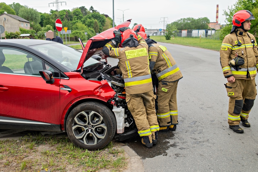 Zderzenie miejskiego autobusu z osobówką zdjęcie nr 285050