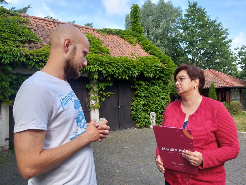 Elbląg Kontrola w Fundacji Dumni z Elbląga. Prezes pokazuje posiadłość, ale dokumentów nie