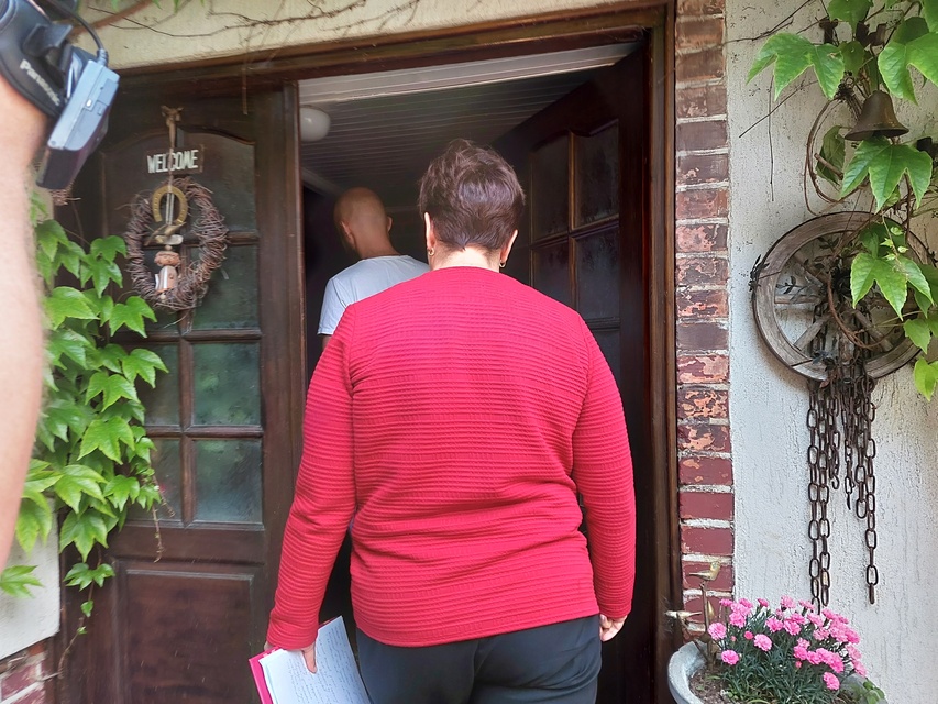 Kontrola w Fundacji Dumni z Elbląga. Prezes pokazuje posiadłość, ale dokumentów nie zdjęcie nr 287937