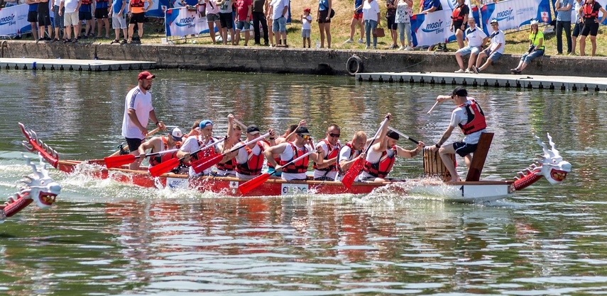 Smocza rywalizacja z kąpielą w rzece zdjęcie nr 288352