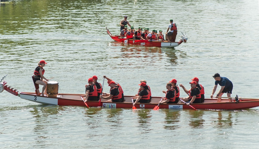 Smocza rywalizacja z kąpielą w rzece zdjęcie nr 288311