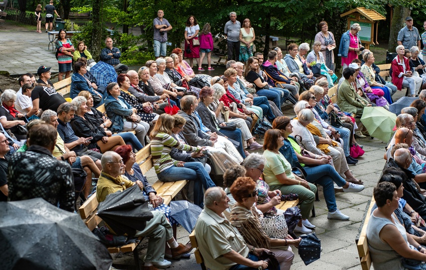 Z aniołami przy leśnym stoliku zdjęcie nr 290249