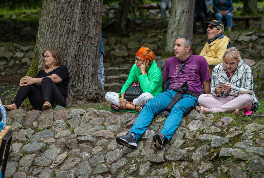 Z aniołami przy leśnym stoliku zdjęcie nr 290261