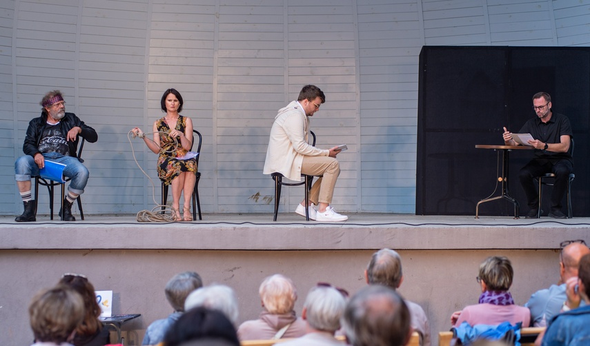 Z aniołami przy leśnym stoliku zdjęcie nr 290257