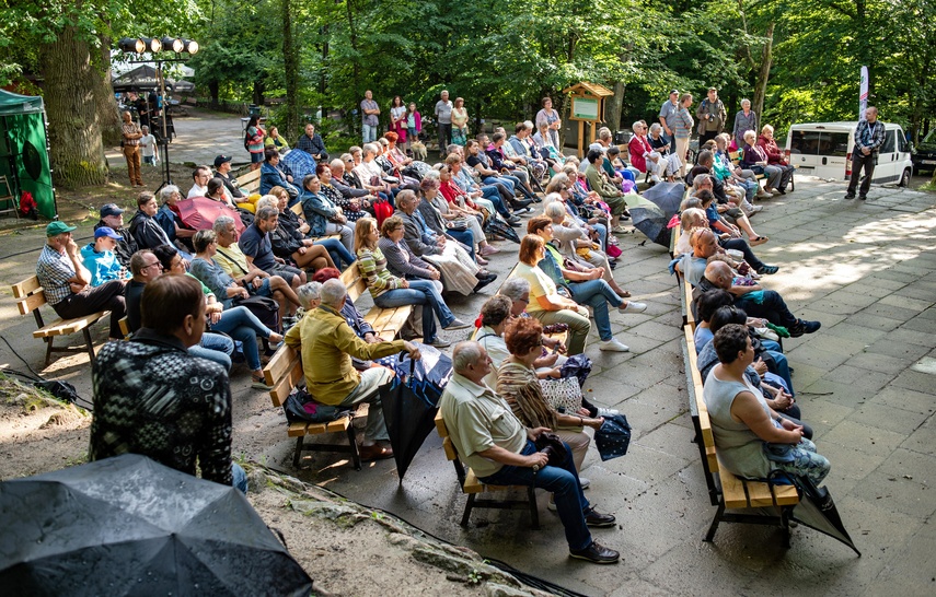 Z aniołami przy leśnym stoliku zdjęcie nr 290246