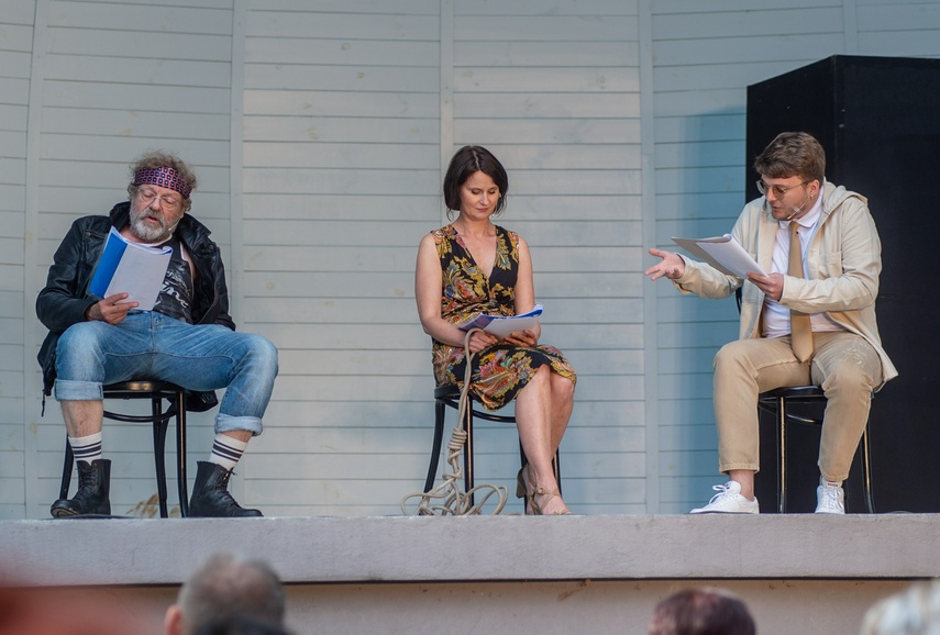 Z aniołami przy leśnym stoliku zdjęcie nr 290264