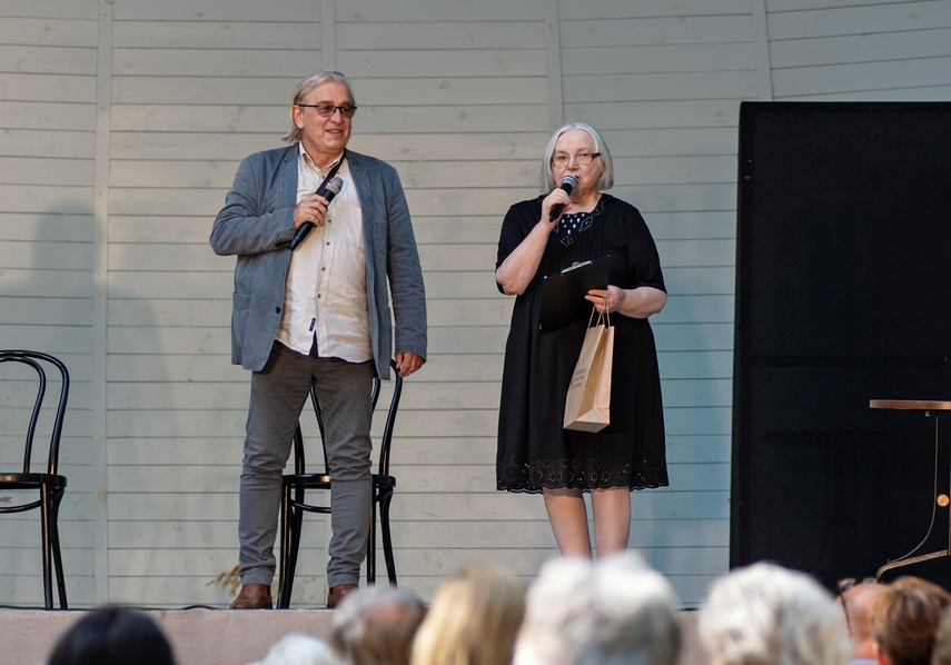 Z aniołami przy leśnym stoliku zdjęcie nr 290247