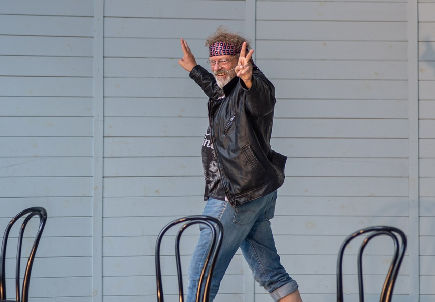 Z aniołami przy leśnym stoliku zdjęcie nr 290252