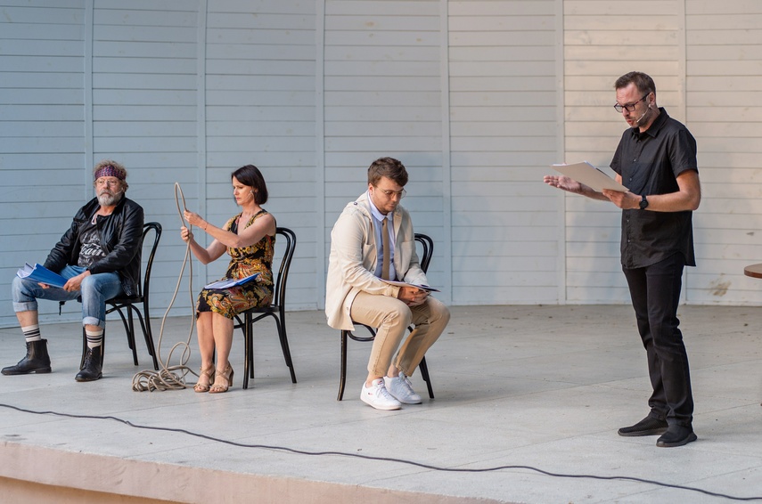 Z aniołami przy leśnym stoliku zdjęcie nr 290253