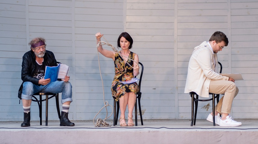 Z aniołami przy leśnym stoliku zdjęcie nr 290256