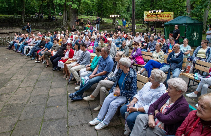 Z aniołami przy leśnym stoliku zdjęcie nr 290260
