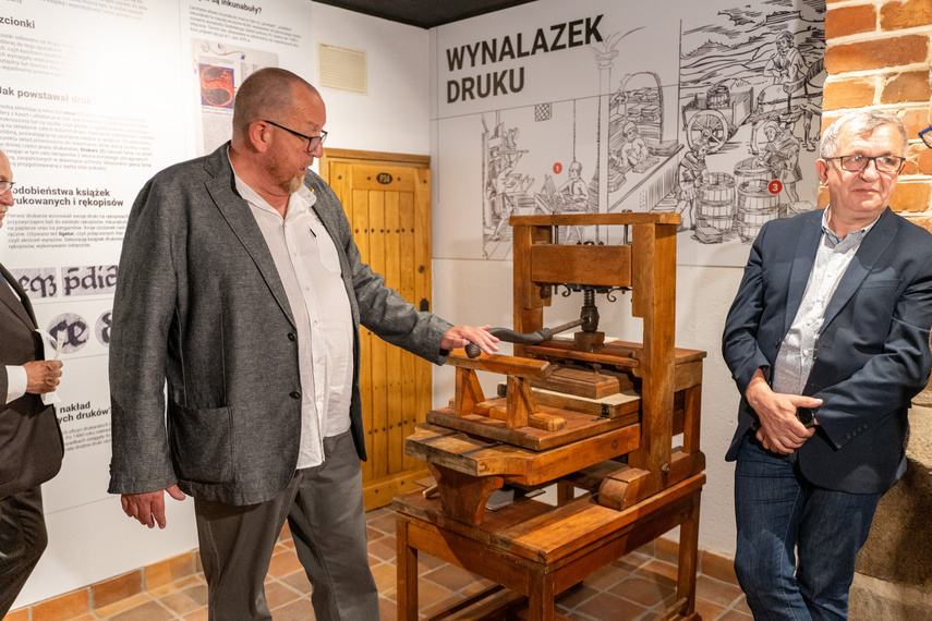 Elkamera przybliża historię Elbląga i miejskiego księgozbioru zdjęcie nr 292574