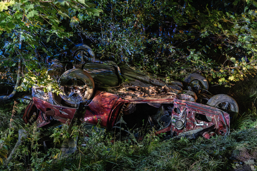 Uderzyli w drzewo i dachowali. Jedna osoba nie żyje zdjęcie nr 294907